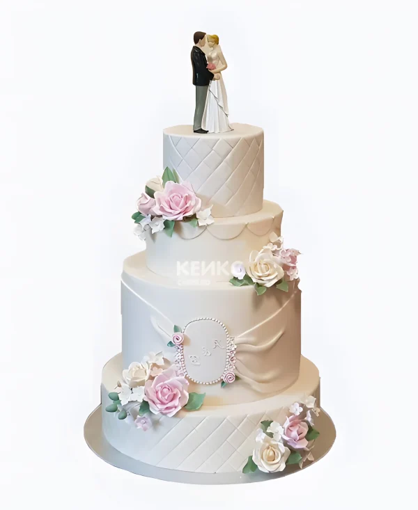 Нежный торт с фигурками жениха и невесты Фото