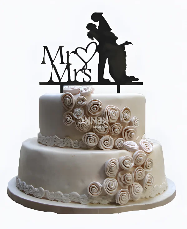 Нежный свадебный торт с топпером жениха и невесты Фото
