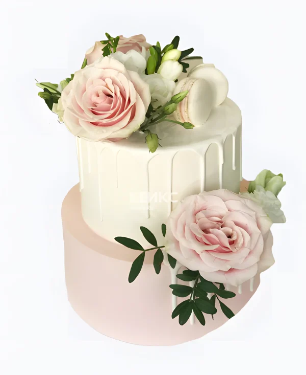 Стильный торт с розами и макарунс Фото