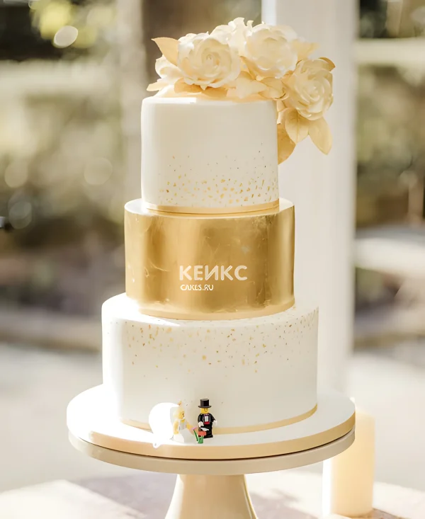 Красивый торт с золотым ярусом и цветами Фото