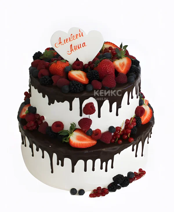 Свадебный торт с клубникой и малиной в шоколаде Фото