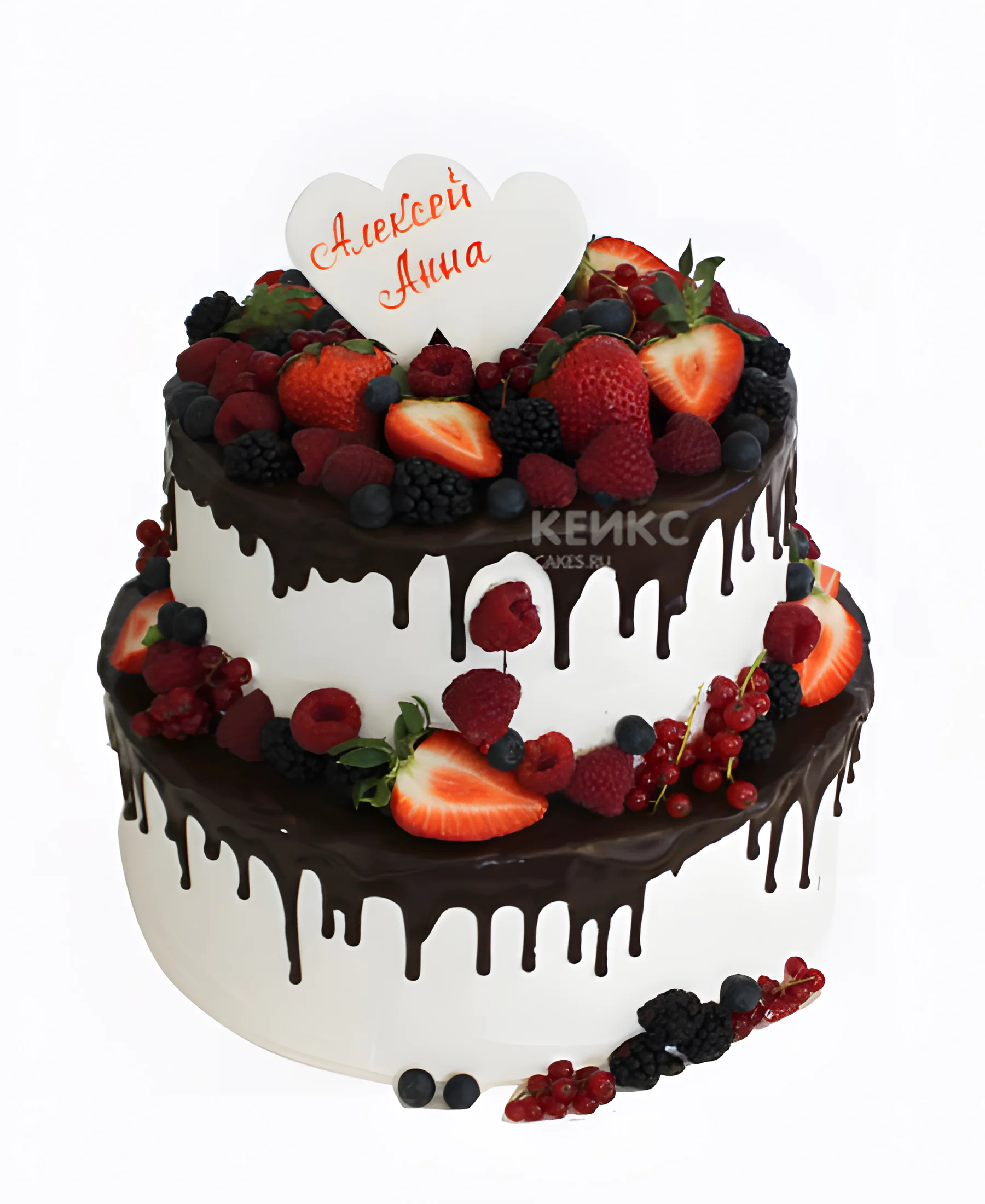 Свадебный торт с клубникой и малиной в шоколаде Фото