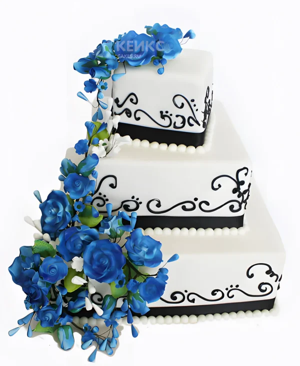 Торт трехъярусный треугольный с узором и синими цветами Фото