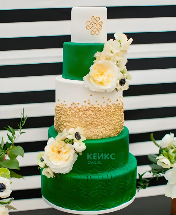Свадебный торт ярко-зеленый с золотым узором Фото