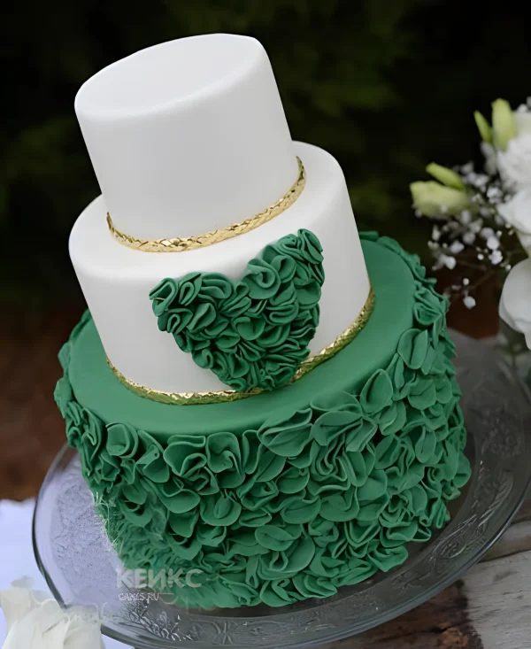 Свадебный торт зеленые рюши, зеленое сердце, золотая окантовка Фото