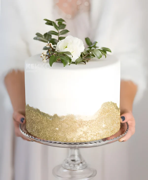 Торт бело-золотой с цветком Фото