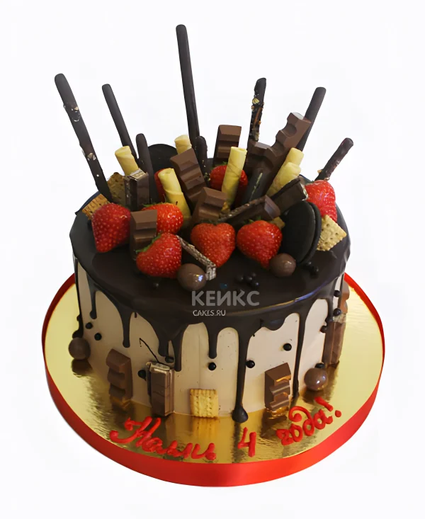 Золотистый торт со сладостями и клубникой Фото