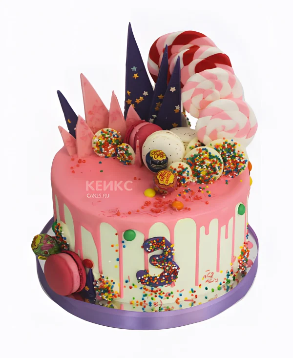 Яркий торт с леденцами и разноцветной посыпкой Фото
