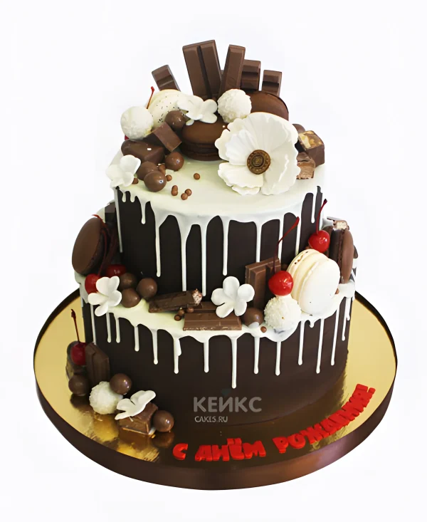 Шоколадный торт со сладостями и белыми цветами Фото