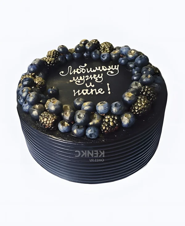 Торт с чёрным кремом и ягодами Фото