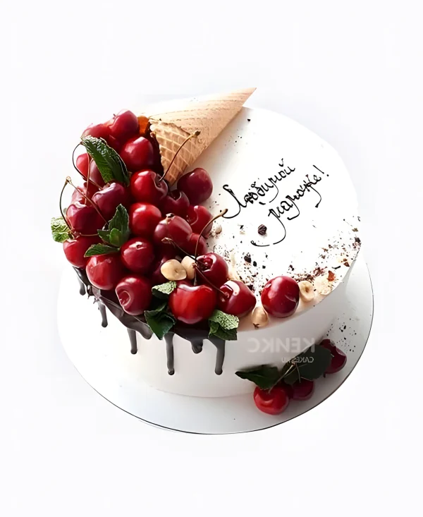 Белый торт с рожком с вишнями Фото