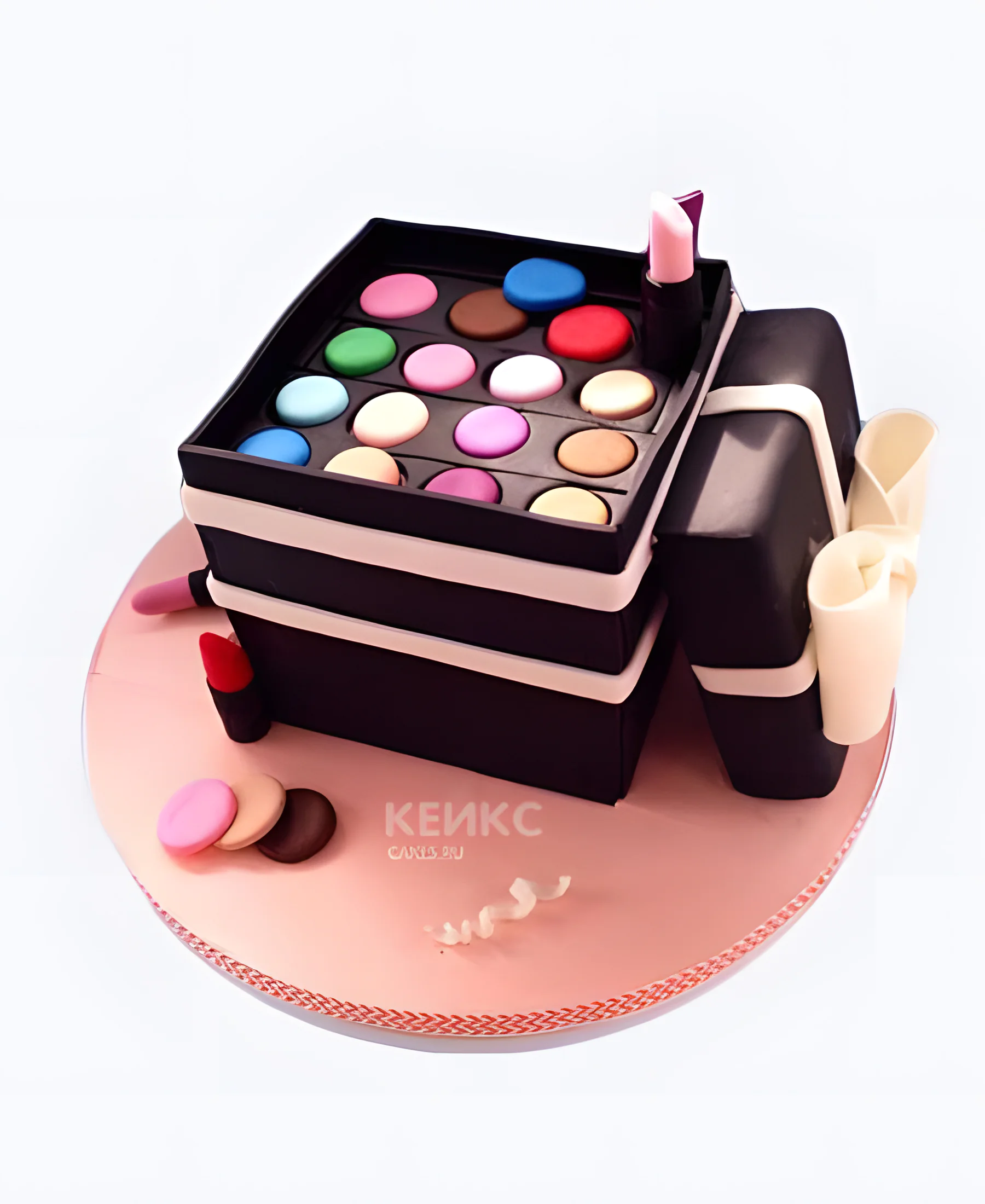 Торт в виде коробки с помадой и тенями Фото