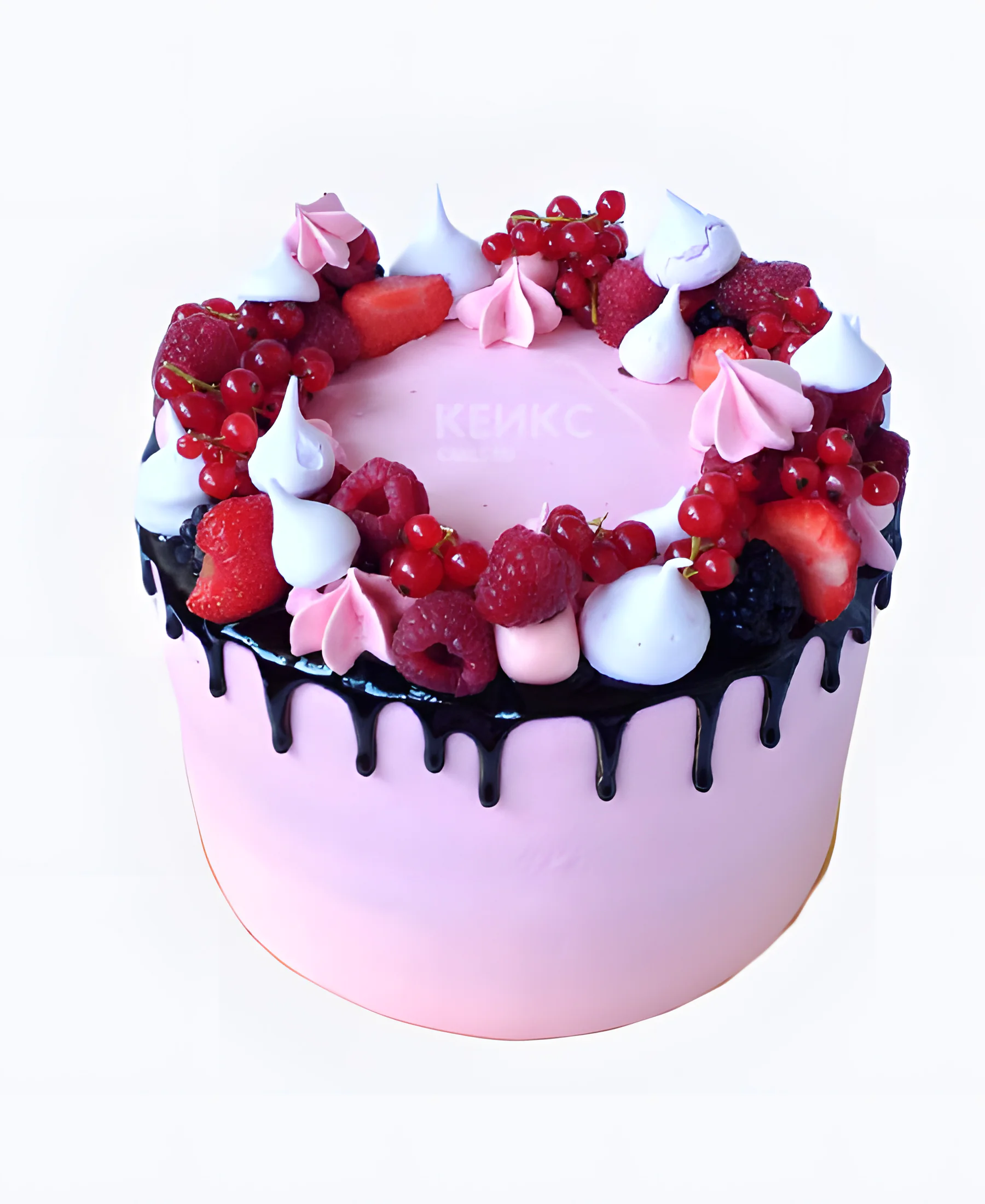 Нежный розовый торт с ягодами и безе Фото