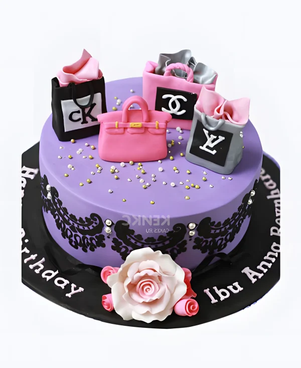 Фиолетовый торт с розовой сумкой и фирменными пакетами Фото