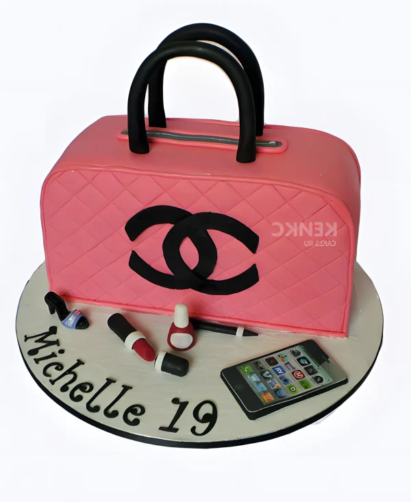 Торт с розовой сумкой Chanel и косметикой Фото