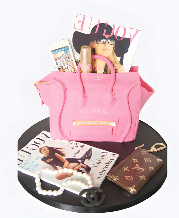 Торт в виде розовой сумки с журналом и ожерельем Фото