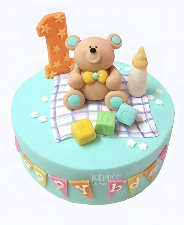 Торт с медведом на клетчатом покрывале Фото