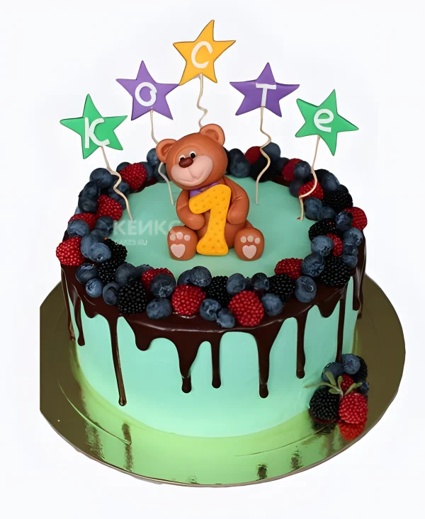 Яркий зеленый торт с ягодами и звездами Фото