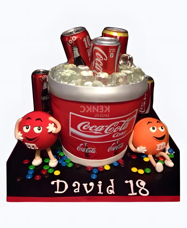 Дорогой торт с кока-колой и фигурками Фото
