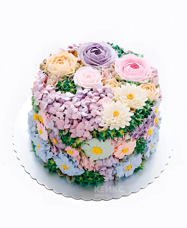 Оригинальный торт усыпанный цветами Фото