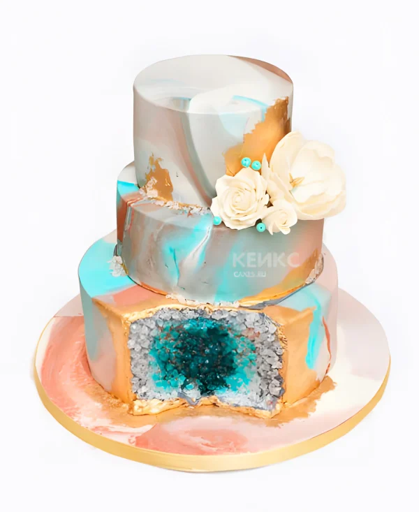 Разноцветный торт кристалл с разрезом и цветком Фото