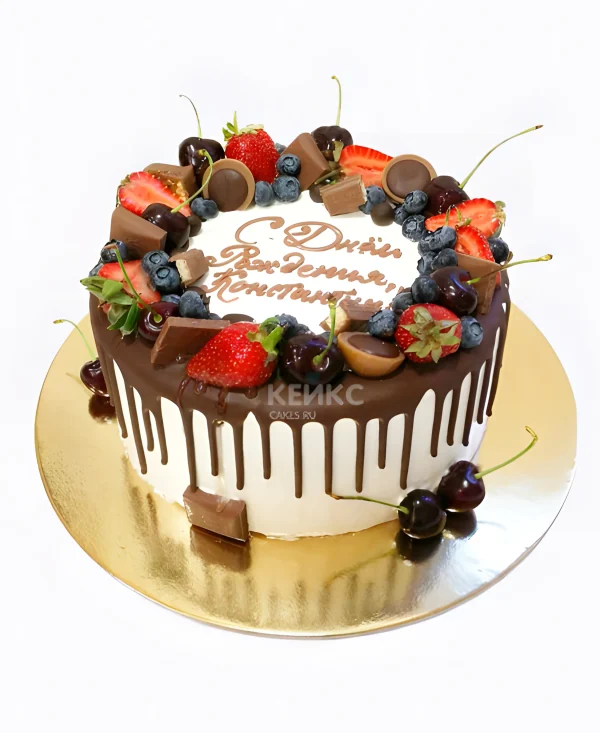 Маленький торт с ягодами на день рождения Фото