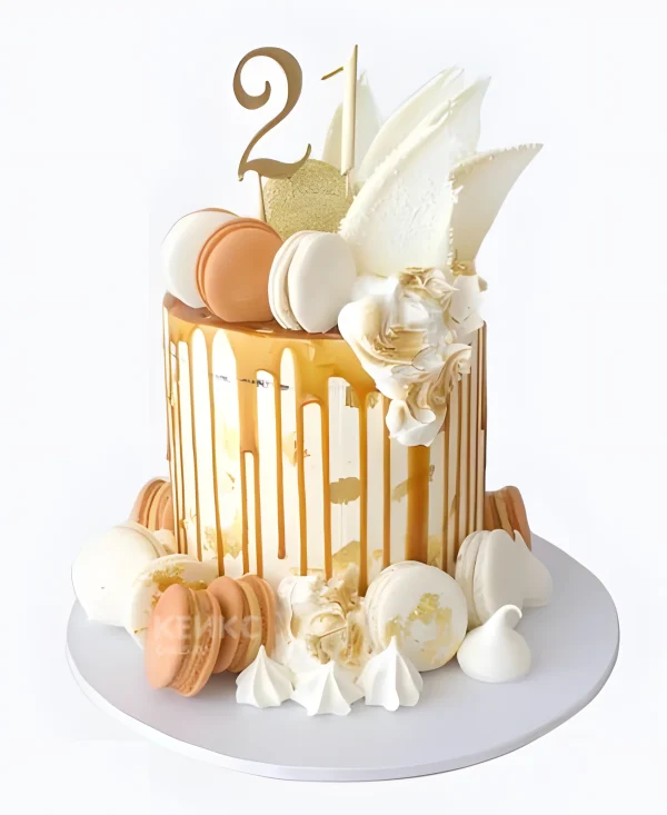 Высокий белый торт с макарон Фото