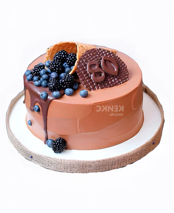 Необычный торт с рожком с ягодами Фото