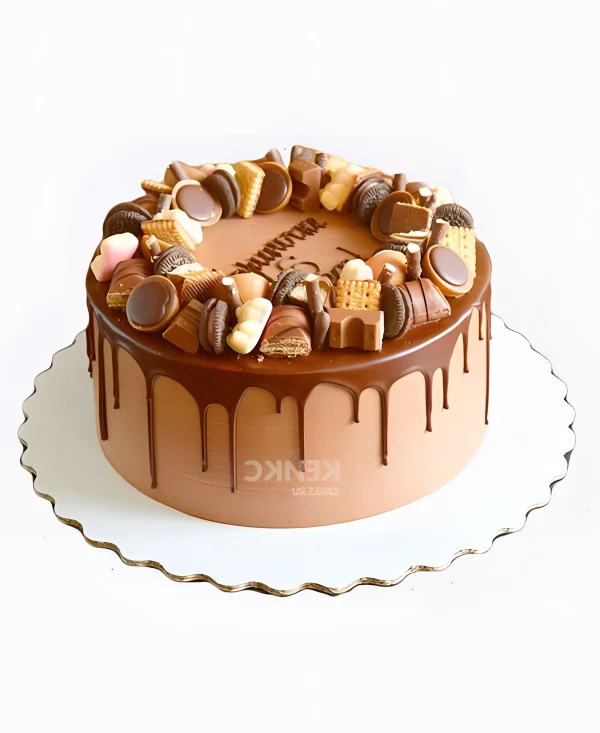 Коричневый торт со сладостями Фото