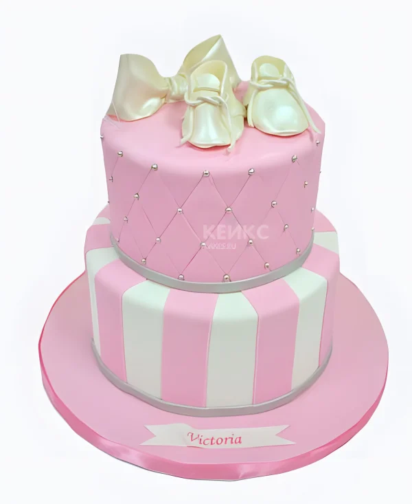 Торт розовый с белым бантом и туфельками Фото