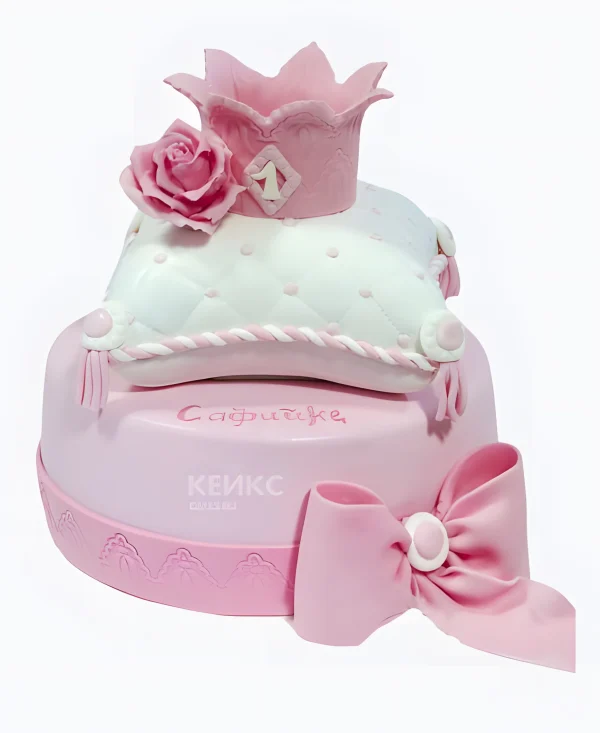 Милый торт с подушкой и короной в розовых тонах Фото