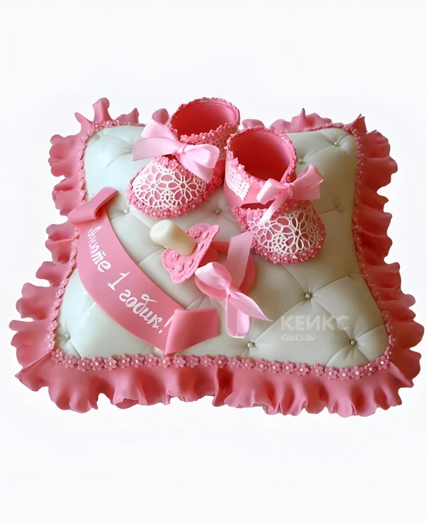 Бело-розовый торт в виде подушки с пинетками Фото