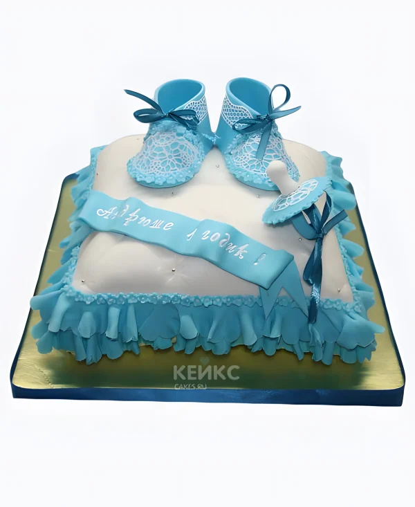 Торт в виде подушки с синей окантовкой и пинетками Фото