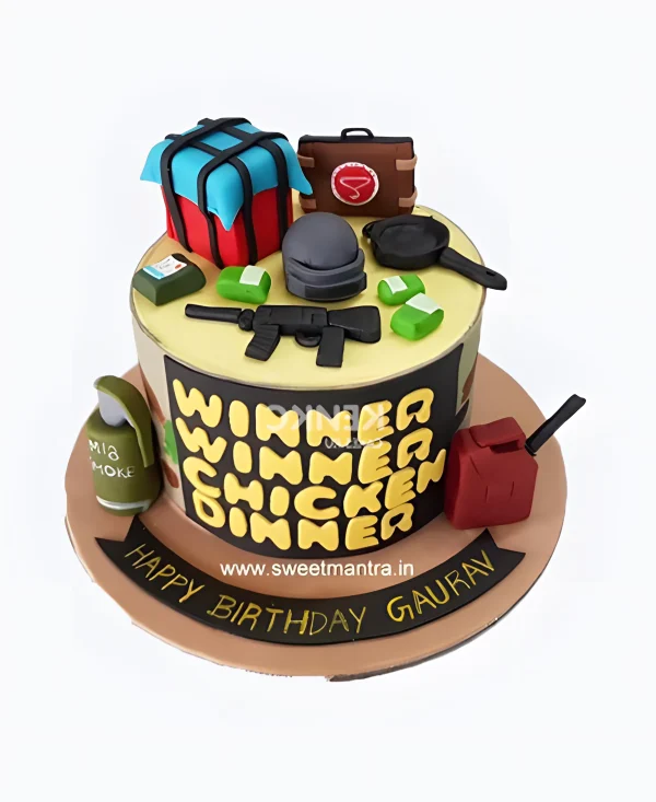 Яркий торт с чемоданом и оружием Фото