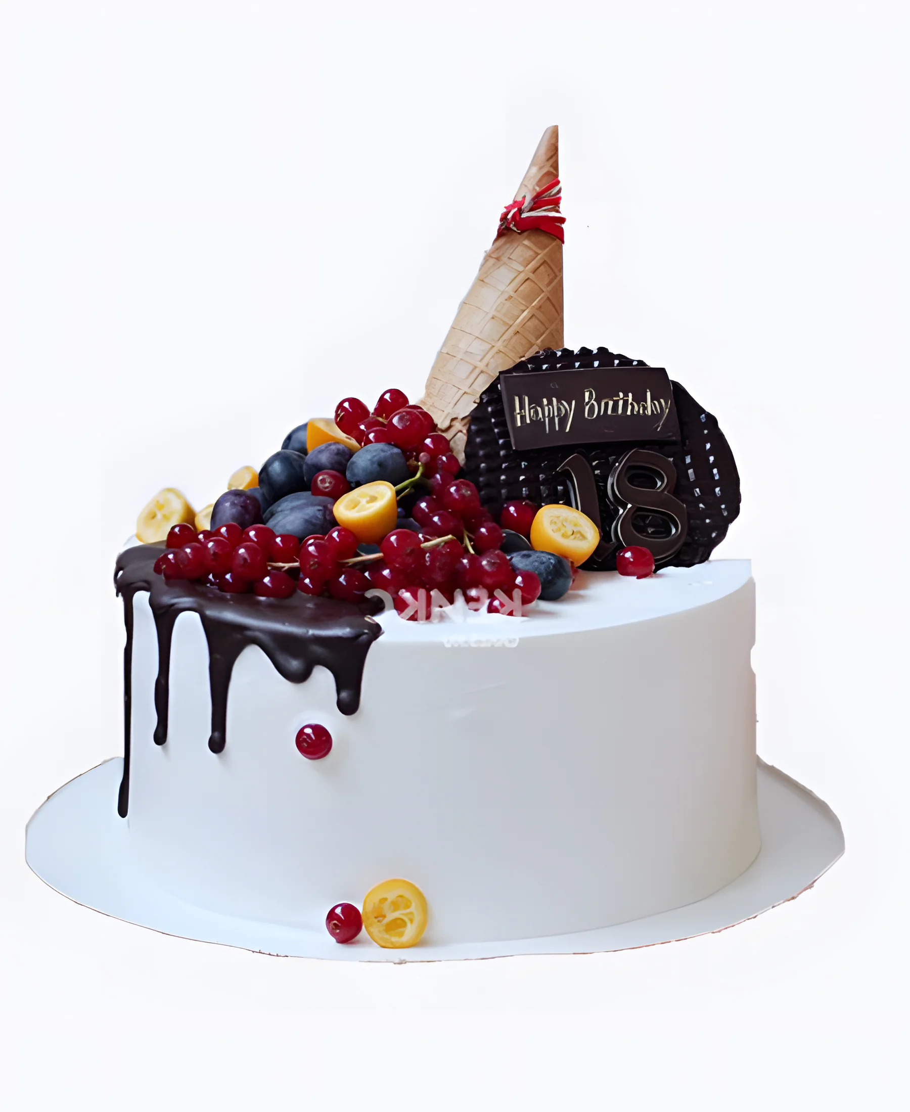 Нежно-белый торт с глазурью и ягодами Фото