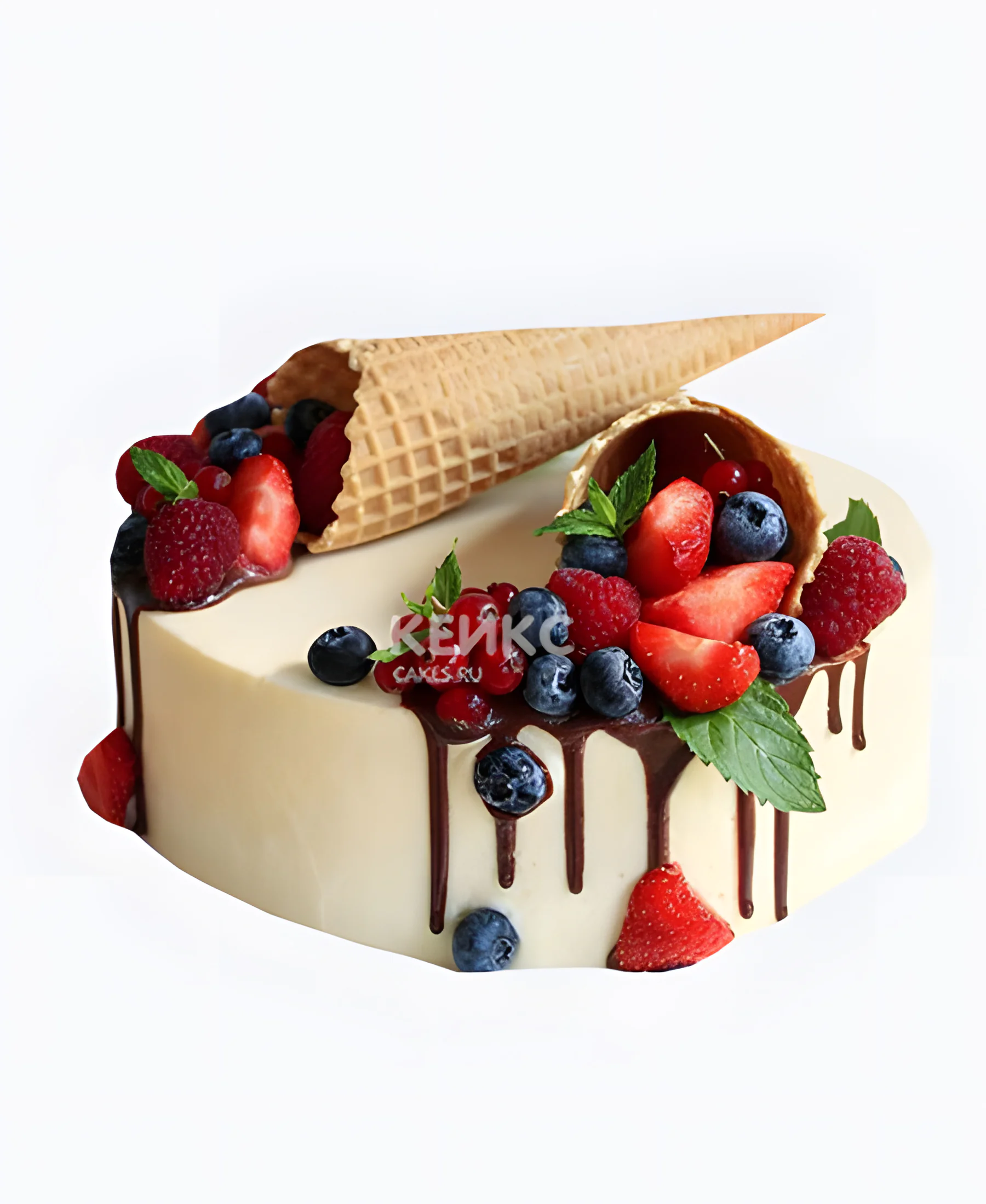 Нежно-молочный торт с ягодами Фото