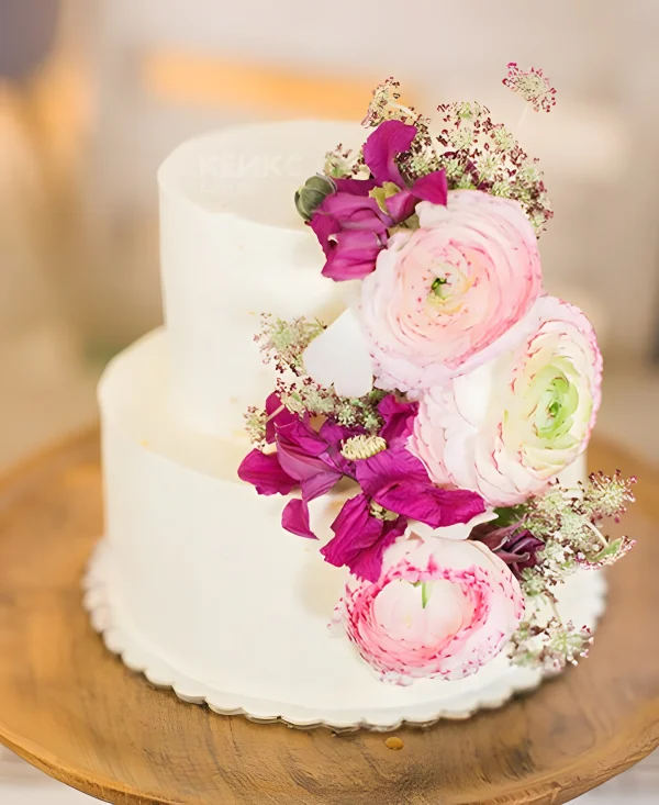 Легкий свадебный торт с цветами Фото