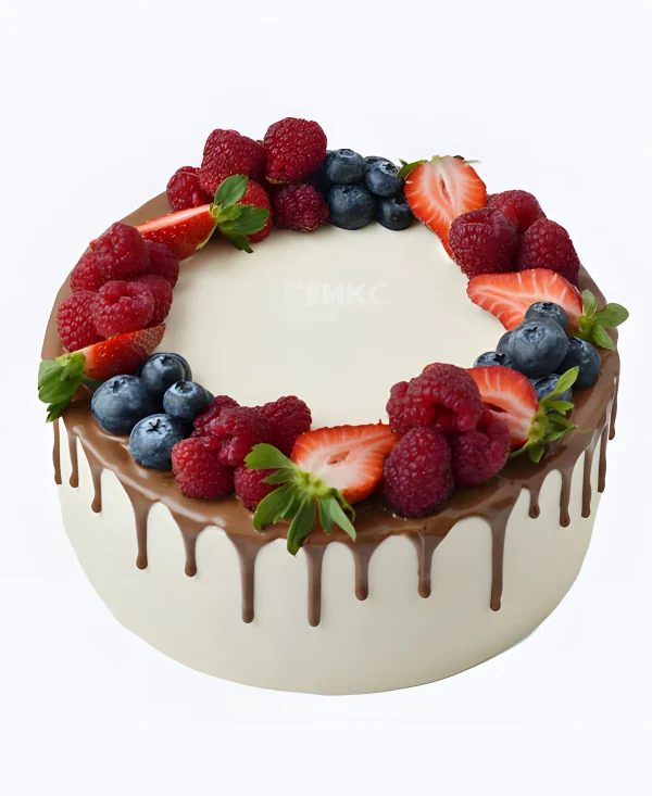 Молочный торт с клубникой, голубикой и малиной Фото