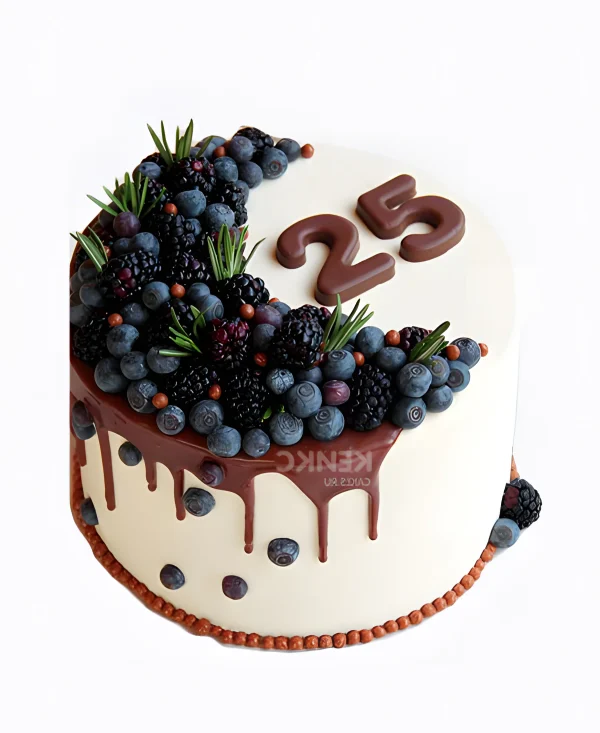 Торт на день рождения с голубикой и ежевикой Фото