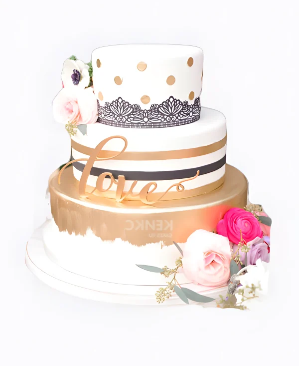 Многоярусный торт с мастикой и розами Фото