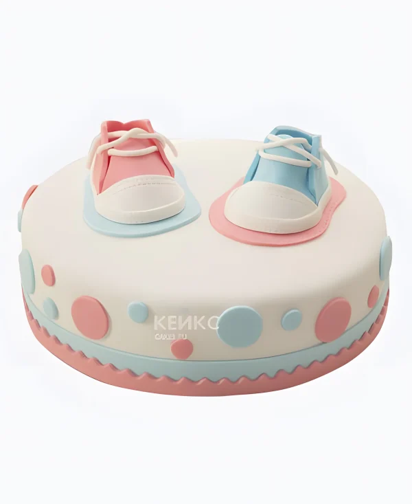 Торт в горошек с детскими кедами Фото