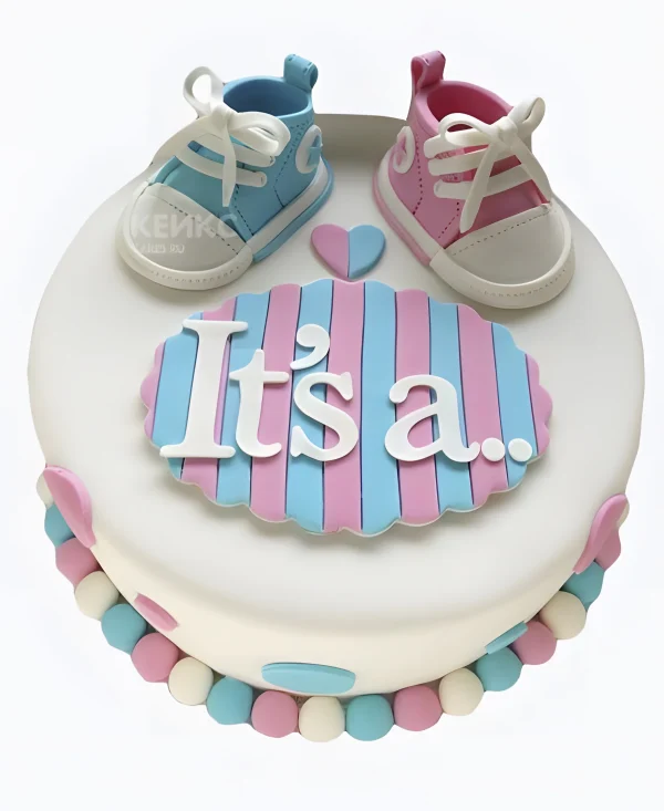 Белый торт с разными ботиночками и надписью Фото