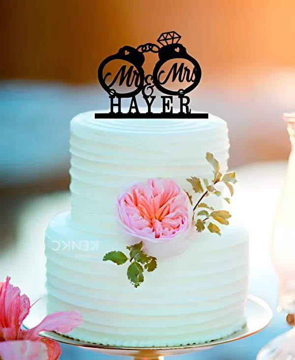 Двухъярусный свадебный торт с кольцами Фото