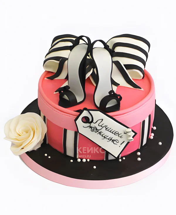 Торт в виде розовой коробки с босоножками Фото
