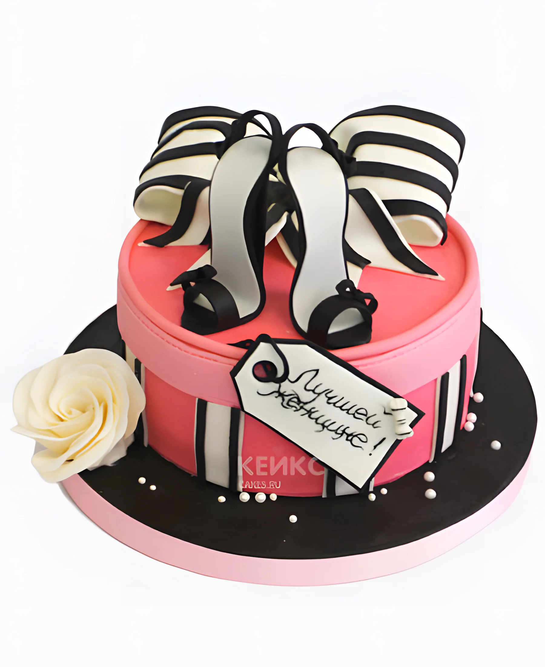 Торт в виде розовой коробки с босоножками Фото