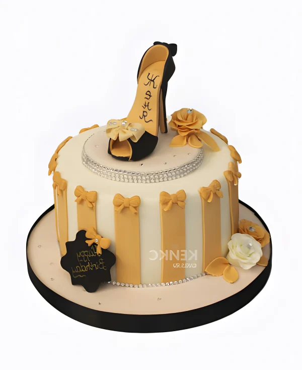 Полосатый торт с туфелькой Фото