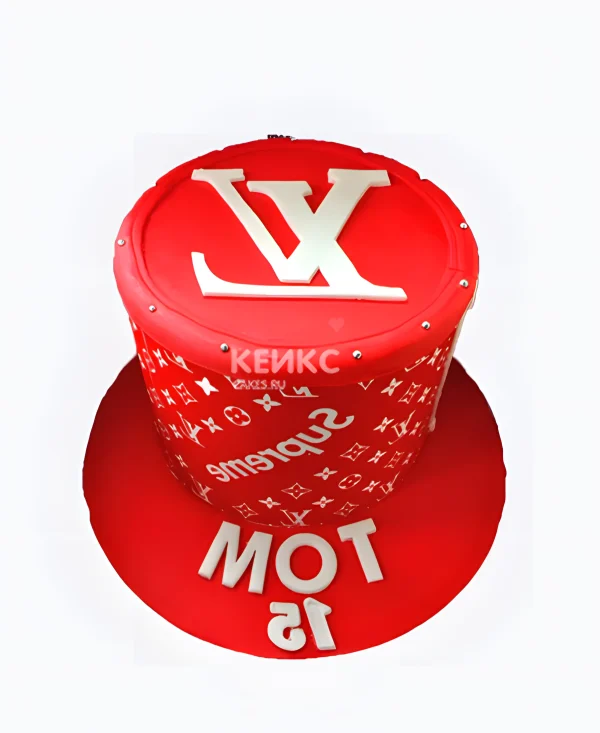 Красный торт с белым значком Фото