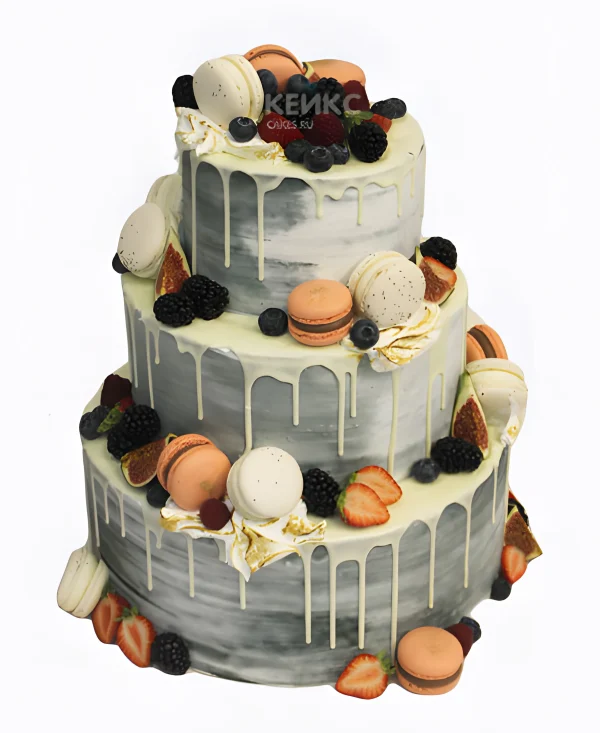 Дорогой торт ягодный с макарунами и подтеками Фото