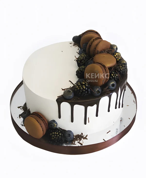 Торт ягодный с макарунами в виде полумесяца Фото