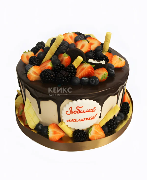 Шоколадный торт с ягодами и сладостями для мамы Фото